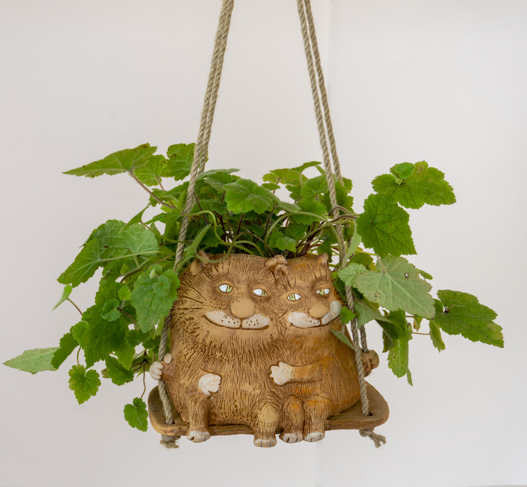 Кошка с котом на качелях кашпо подвесное