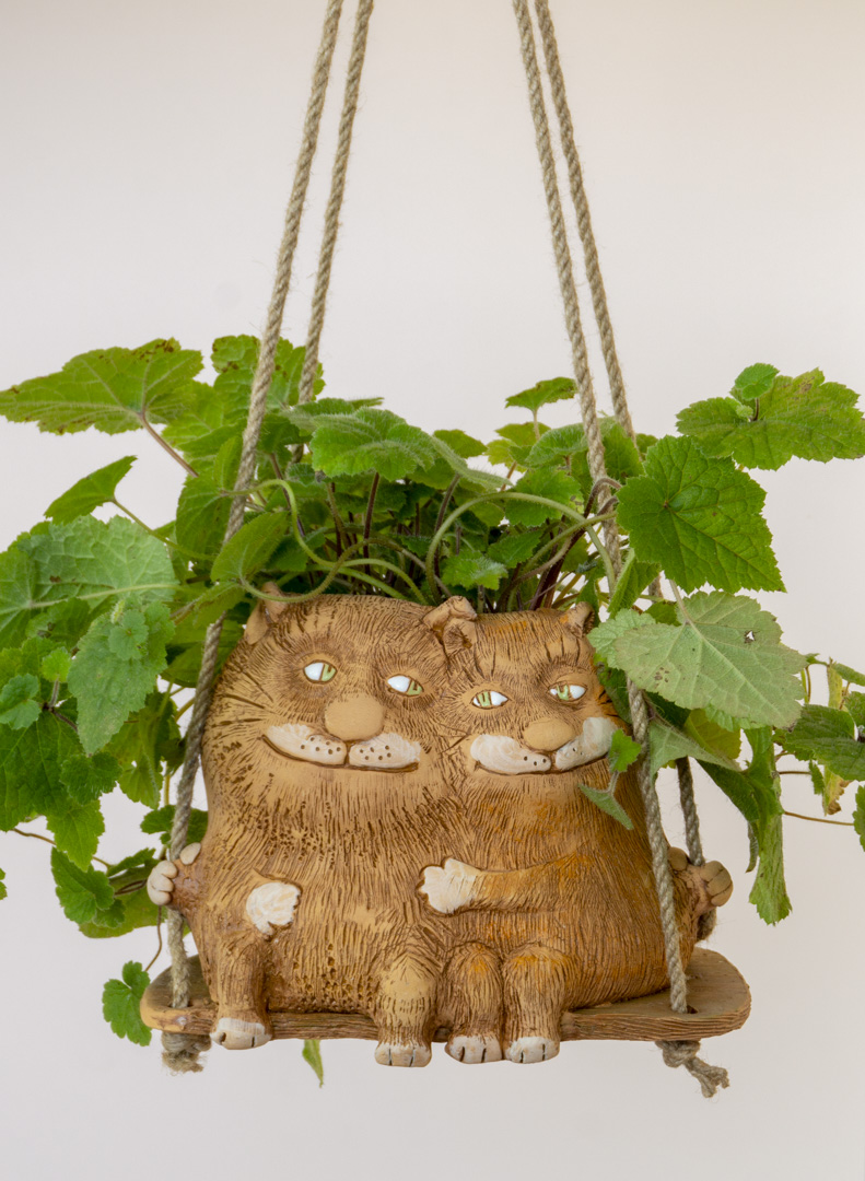 Кошка с котом на качелях кашпо подвесное