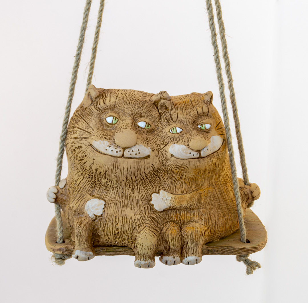 Кошка с котом на качелях кашпо подвесное
