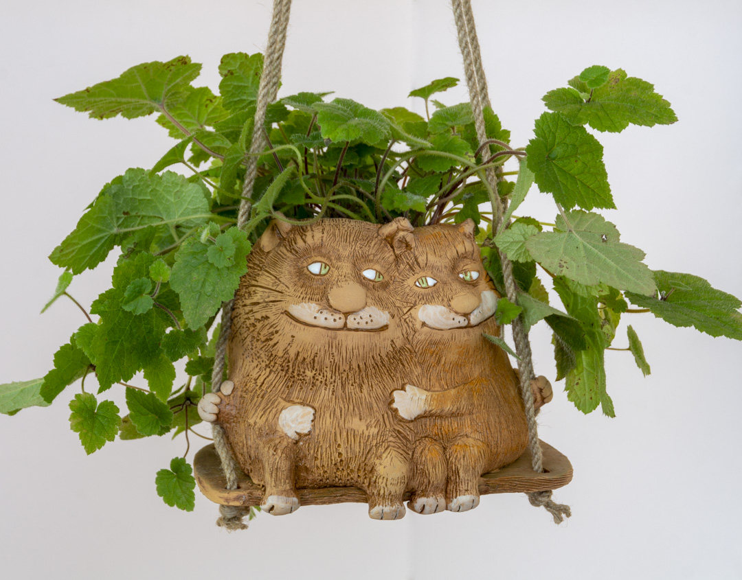 Кошка с котом на качелях кашпо подвесное