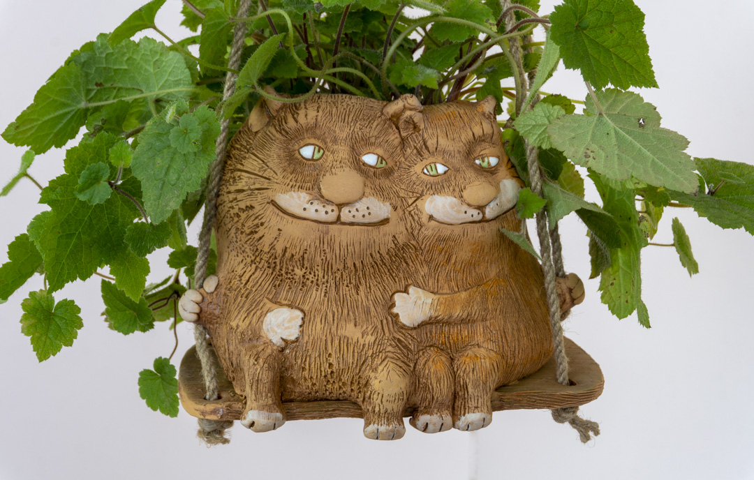 Кошка с котом на качелях кашпо подвесное