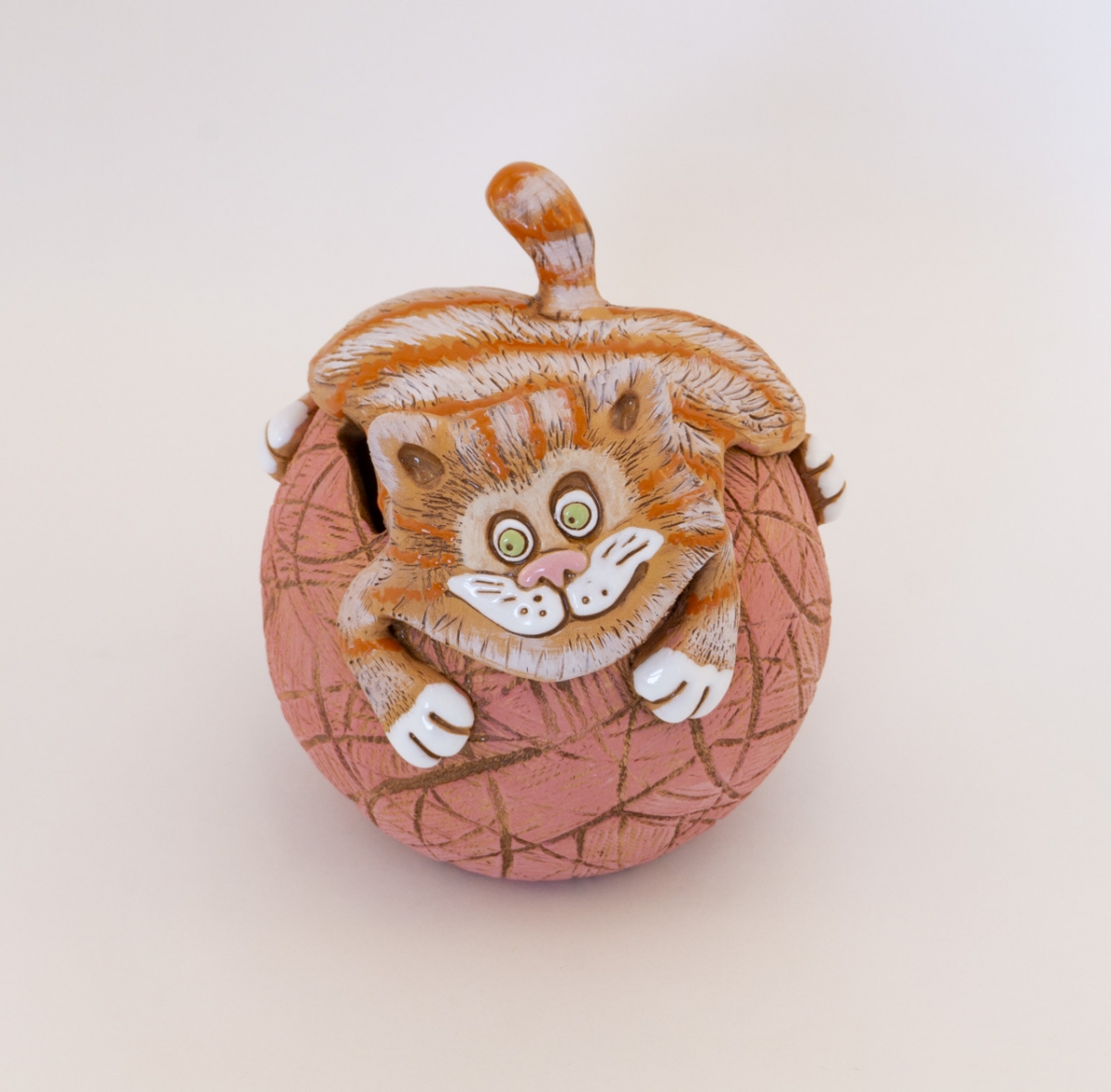 Игривый котик на клубке копилка