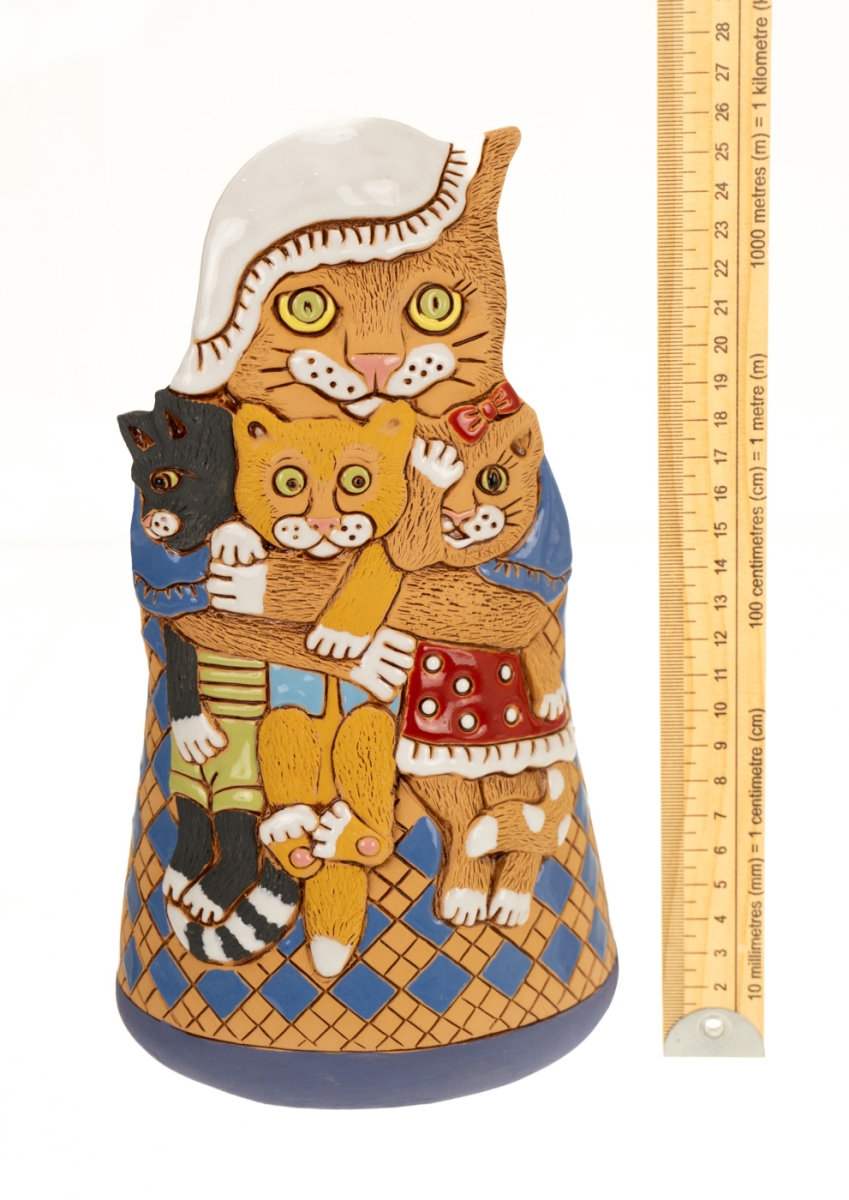 Кошка с котятами кашпо высокое