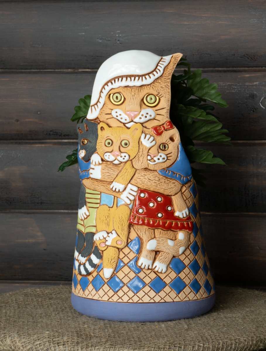 Кошка с котятами кашпо высокое