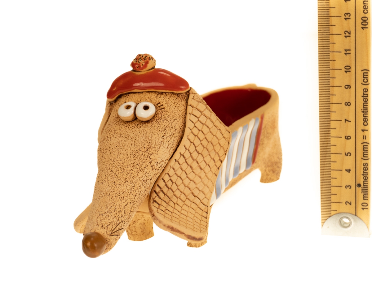Такса в красной шапочке кашпо