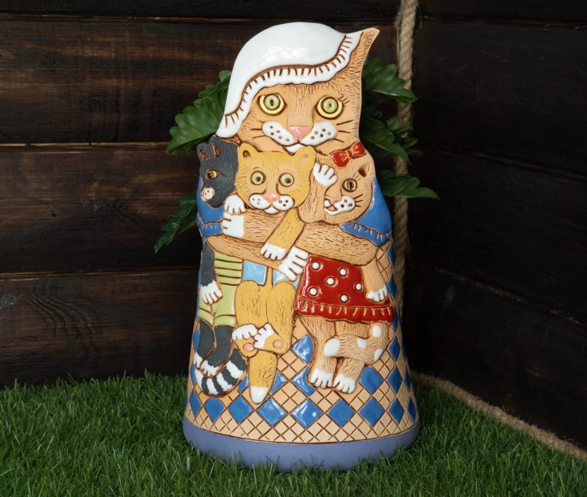 Кошка с котятами кашпо высокое