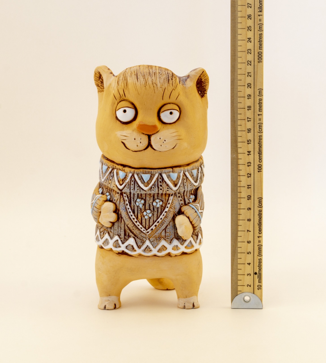 Кошка в кружевном платье