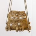 Кошка с котом на качелях кашпо подвесное