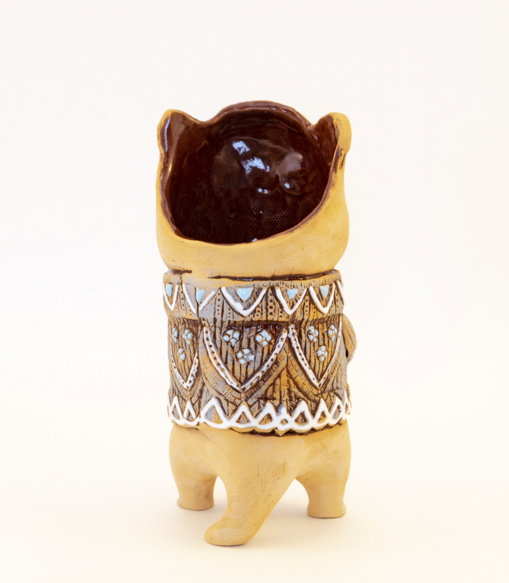 Кошка в кружевном платье