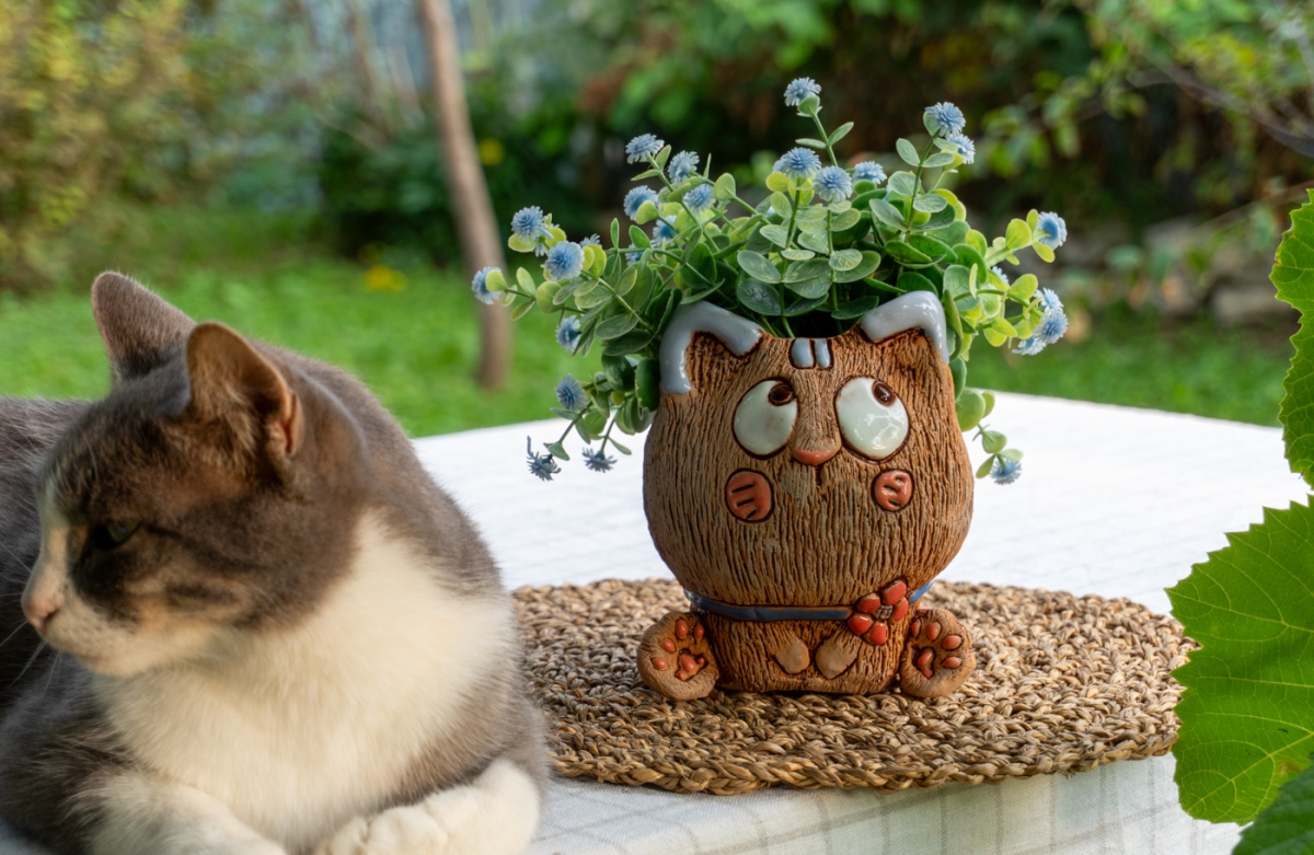 Аниме котик с голубыми ушками кашпо, фигурка
