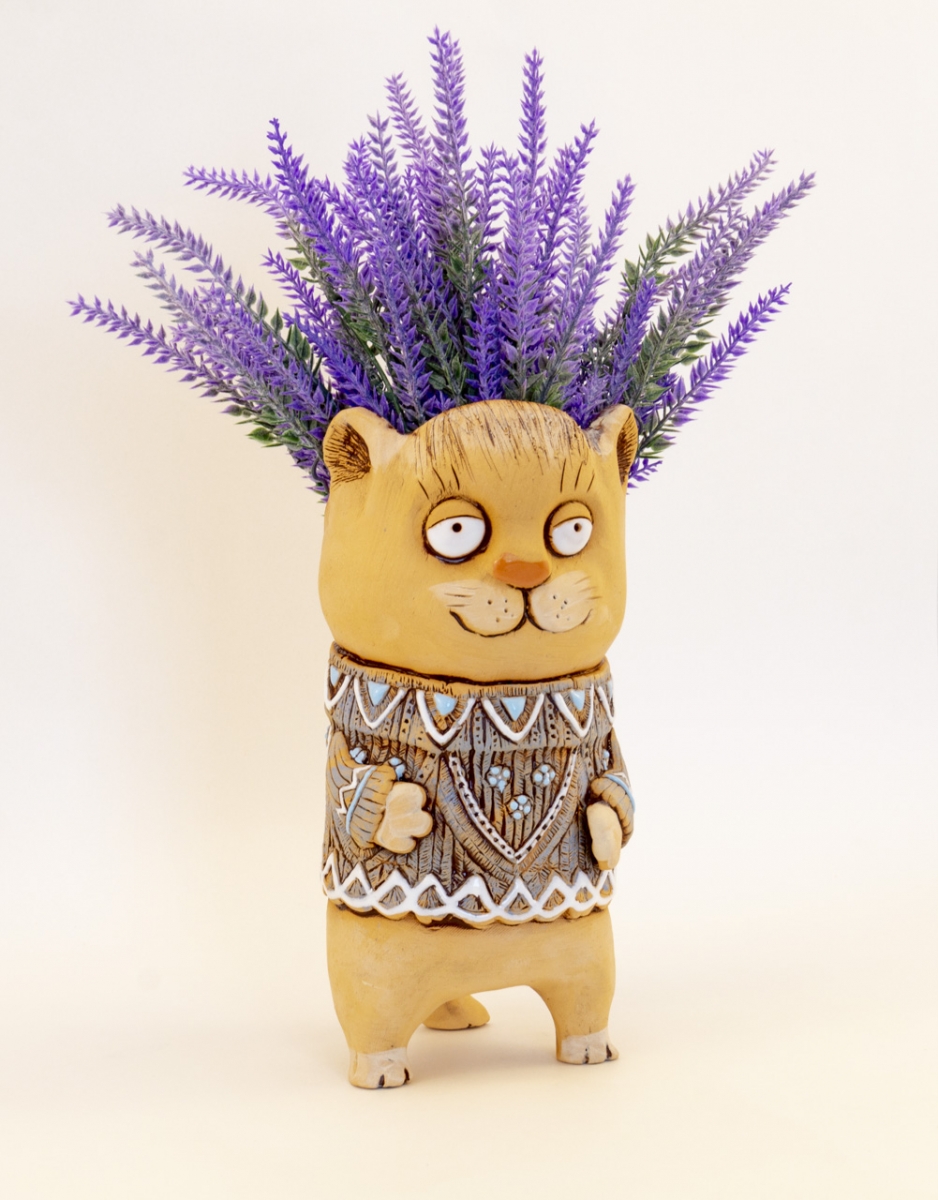 Кошка в кружевном платье