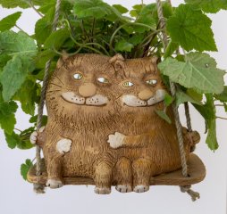 Кошка с котом на качелях кашпо подвесное