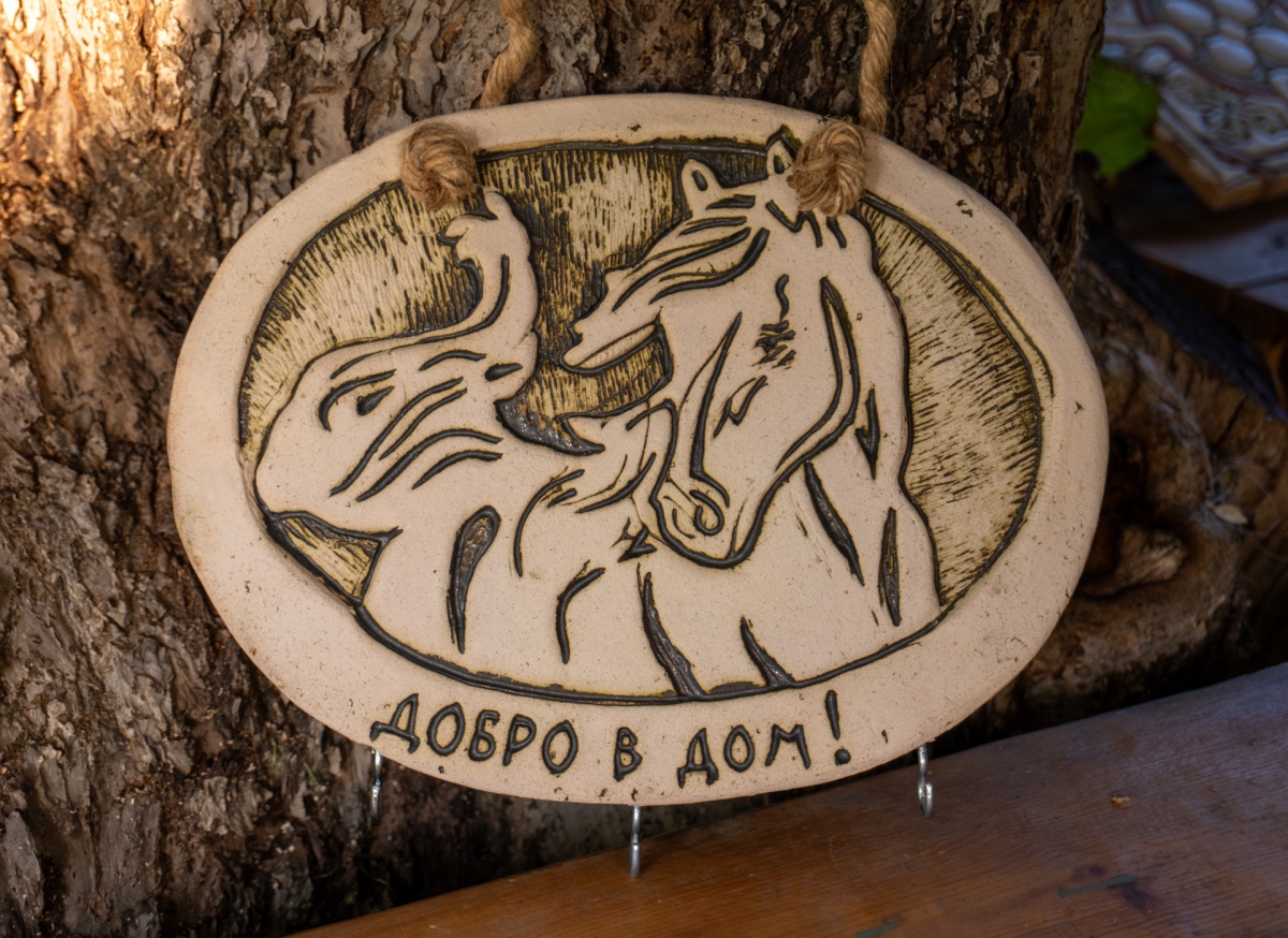 Красивая белая лошадь ключница настенная шамот